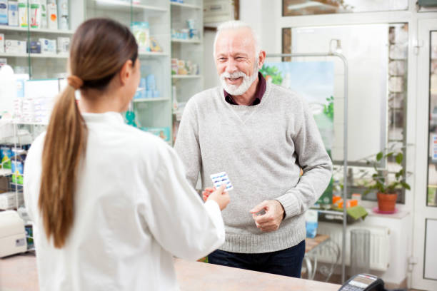 farmacia Una farmacéutica a ayudando a un anciano