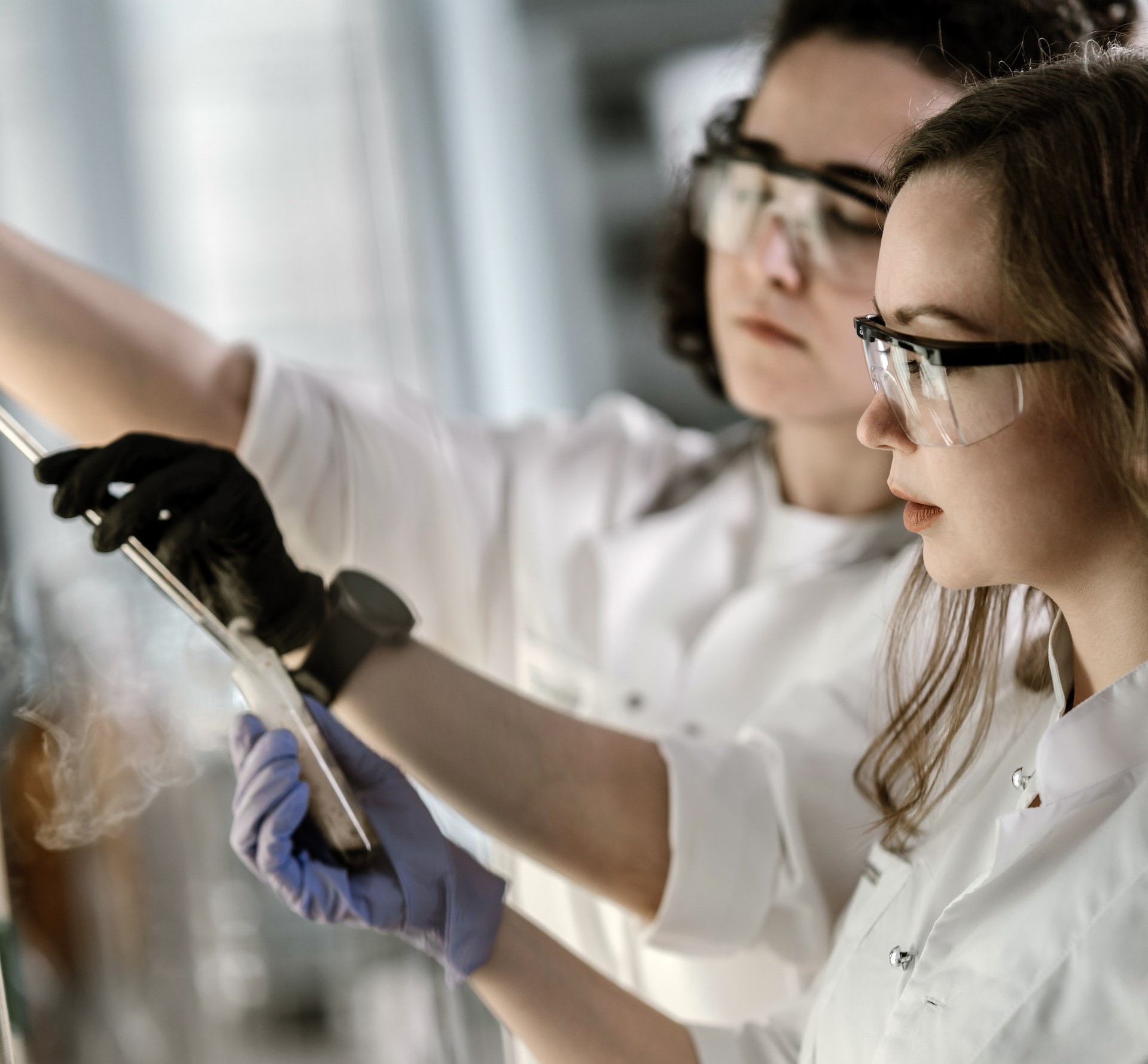 pexels-mikhail-nilov-8851730-1 Se ven unas farmaceuticas con unas pipetas