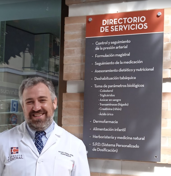 servicios Se muestra a un farmacéutico al lado de una tabla con todos los servicios que ofrece